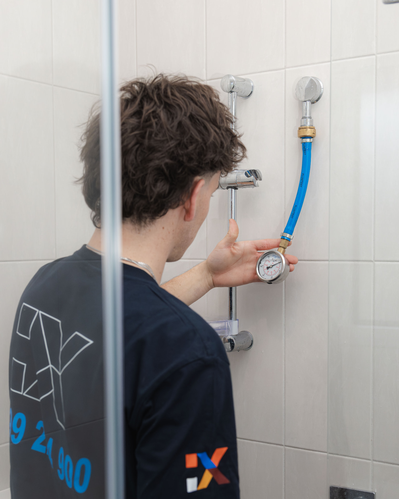 Fixara plumber running a water pressure test on a burst pipe repair